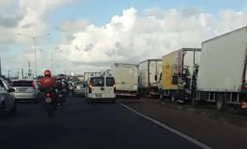 Vídeo: greve de caminhoneiros deixa trânsito lento na BR-324, em Salvador