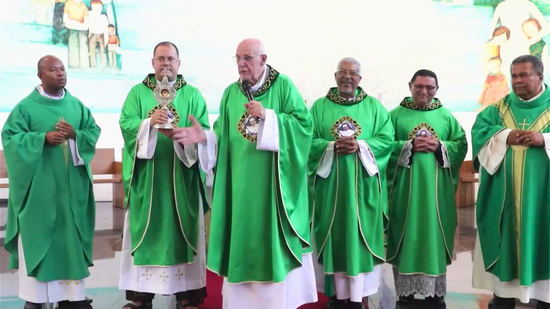 Padre Julio em missa em honra a Santa Dulce dos Pobres | Imagem: reprodução/YouTube