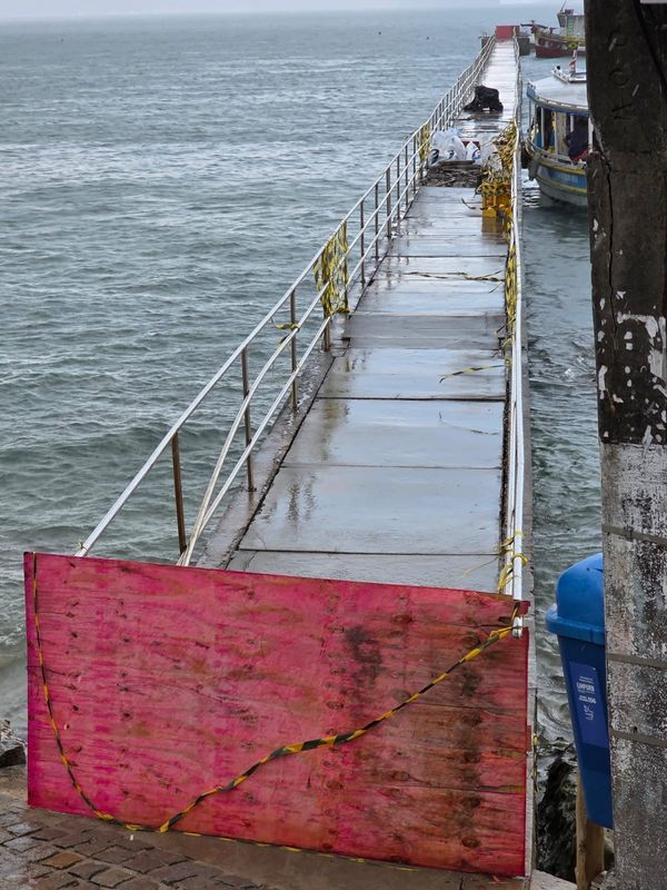 Tapume foi colocado para interditar acesso ao píer. Foto: Divulgação | Sedur