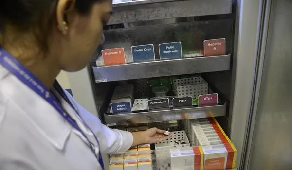 Salvador recebe 45 mil novas doses de vacina contra a gripe; campanha será retomada nesta terça-feira