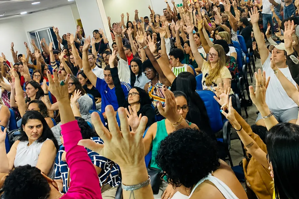 Os professores da rede particular da Bahia decidiram manter o estado de greve ap&oacute;s assembleia realizada nesta ter&ccedil;a-feira (17). | Reprodu&ccedil;&atilde;o/ Redes Sociais
