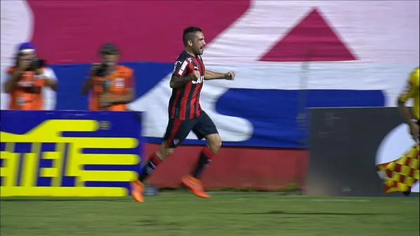 Vitória goleia o Bahia no Barradão