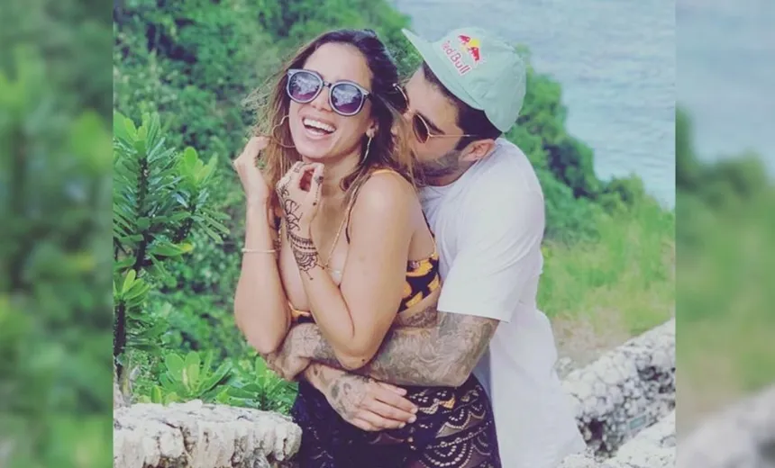 "Namore alguém que seja seu fã igual meu príncipe é meu", diz Anitta sobre Scooby; assista