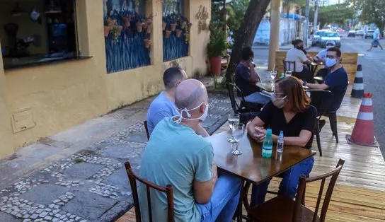Prefeitura aumenta horário de bares e autoriza participação de bandas em eventos; "decisão com segurança", diz Bruno