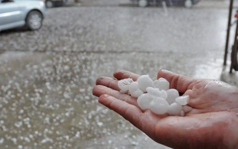 As tempestades de granizo causam graves preju&iacute;zos materiais em ve&iacute;culos e lavouras, danos &agrave; infraestrutura urbana e riscos &agrave; integridade f&iacute;sica, exigindo abrigo imediato em locais seguros/Foto: Fernando Fraz&atilde;o
