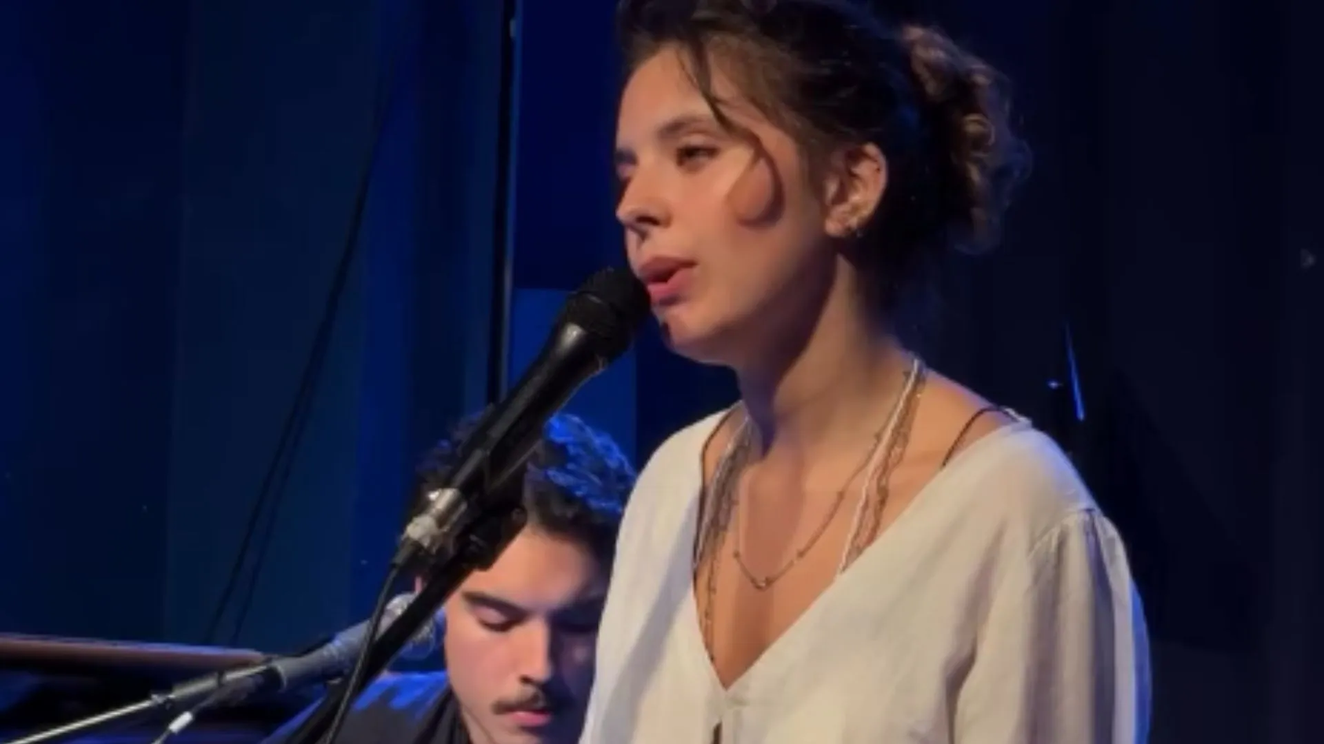 Flor Gil faz segundo show em Salvador após estreia com casa cheia