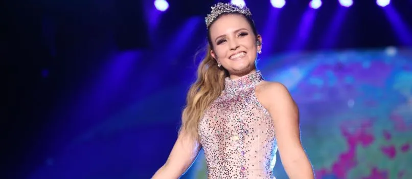 LINDA: Vestida de princesa, Larissa Manoela enaltece público baiano: “Vocês sabem cantar tudo”