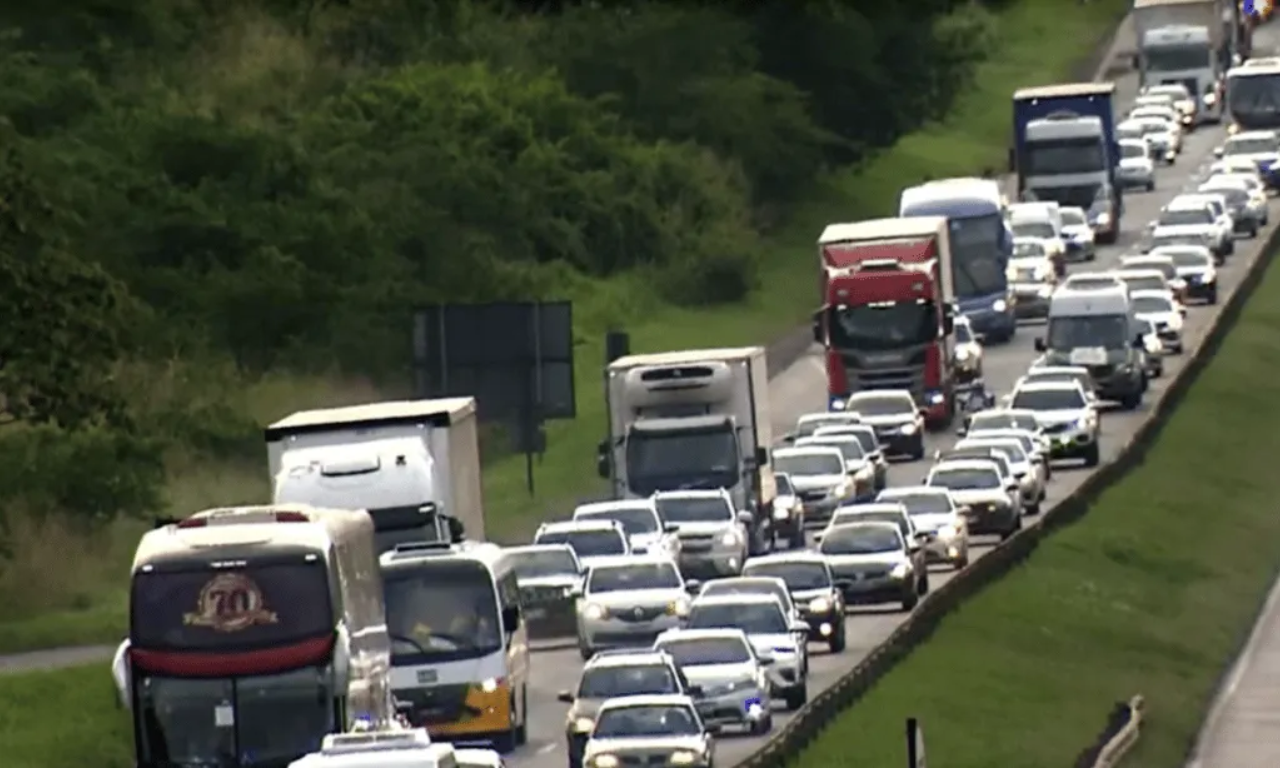 Trecho da BR-324 segue interditado ap&oacute;s carreta tombar no sentido Feira. Foto: Reprodu&ccedil;&atilde;o