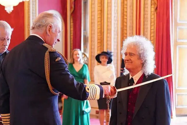 Agora é "Sir": guitarrista do Queen é condecorado cavaleiro do Rei