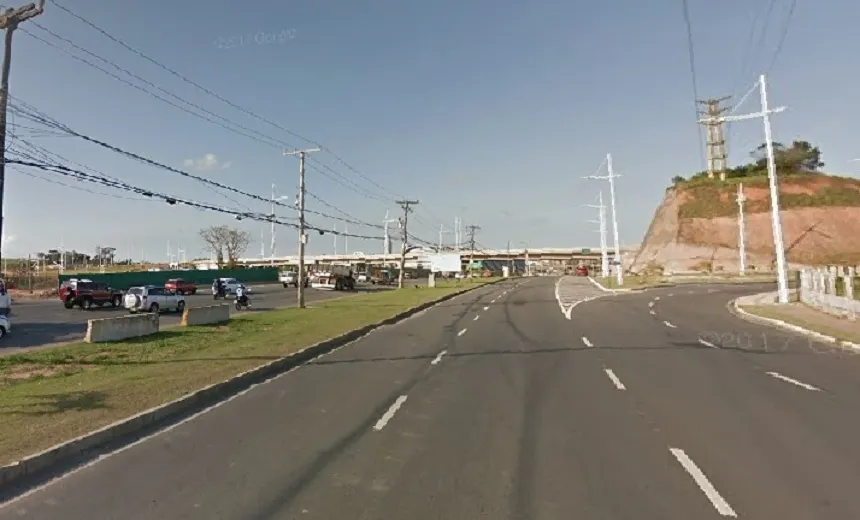 Colisão entre carro de passeio e viatura da PM deixa feridos na Avenida Paralela