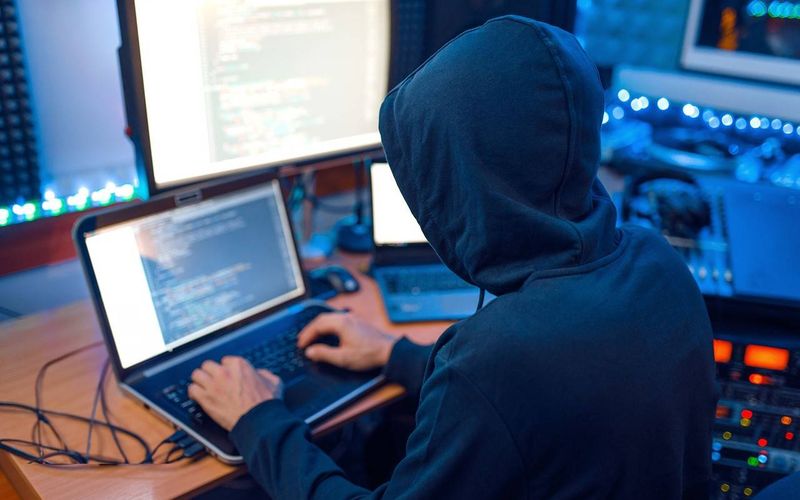 Utilização de malwares ou outras técnicas para invadir computadores e celulares e roubar dados sensíveis, como senhas e informações financeiras/Foto: Reprodução