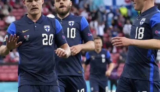 Finlândia vence a Dinamarca na Eurocopa após UEFA reiniciar partida em que jogador passou mal