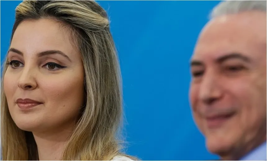 SALVADORA DA PÁTRIA: Marcela Temer pula em lago para resgatar cachorro