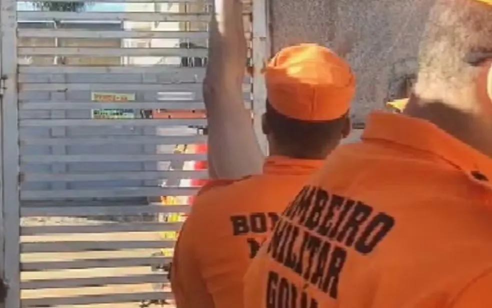 VÍDEO: homem fica nu e pendurado pelas calças após tentar invadir condomínio