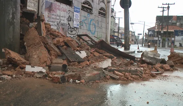 Chuva forte provoca deslizamentos de terra, desabamentos de imóveis e queda de poste em Salvador