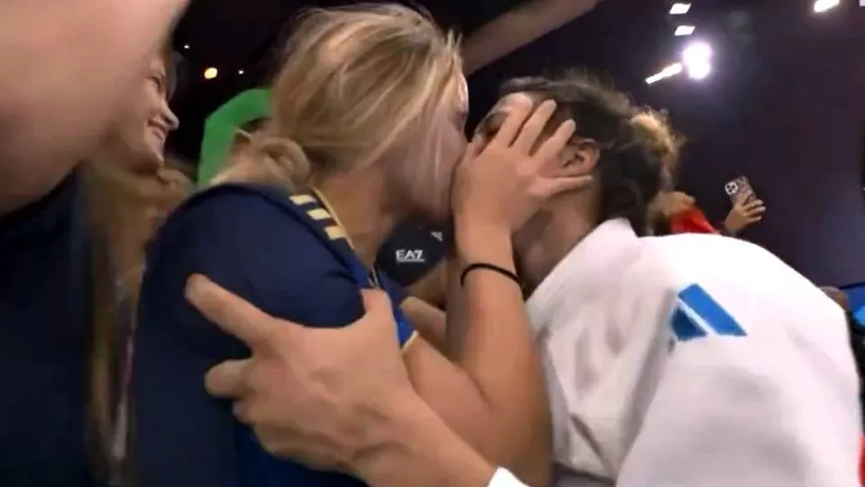 Judoca italiana viraliza após beijar namorada brasileira em comemoração pelo ouro olímpico