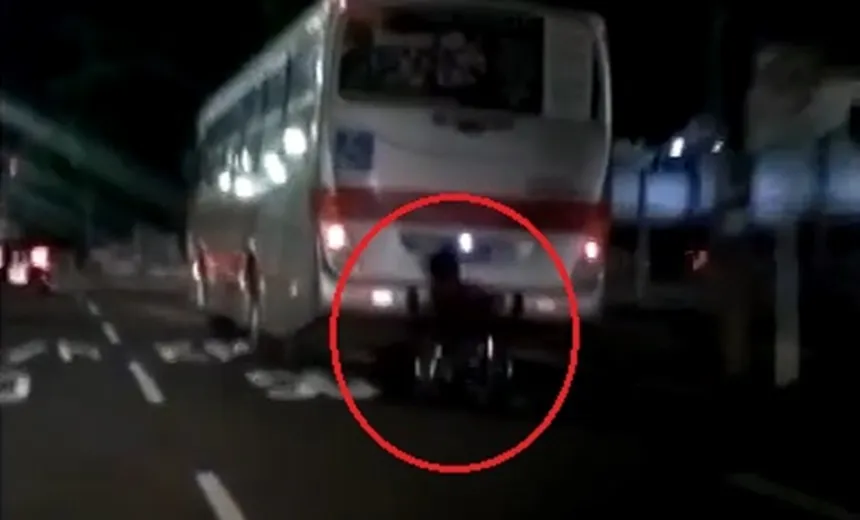 Cadeirante cai em avenida após ?pegar ponga? em traseira de ônibus; assista