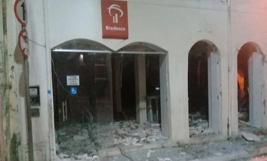 Bandidos explodem agência bancária e levam terror à população de Maragogipe