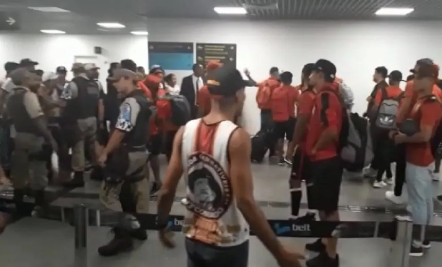 Após derrota e retorno à zona, delegação do Vitória é hostilizada por torcedores no aeroporto; assista