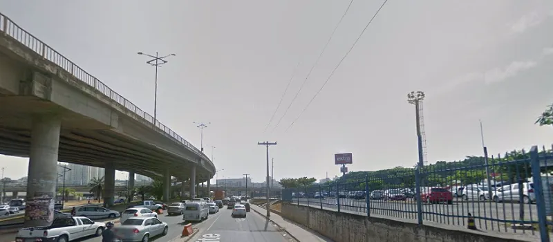 ACIDENTE: Motocicleta é atingida por caminhão e por carro na Rótula do Abacaxi; Trânsito é prejudicado
