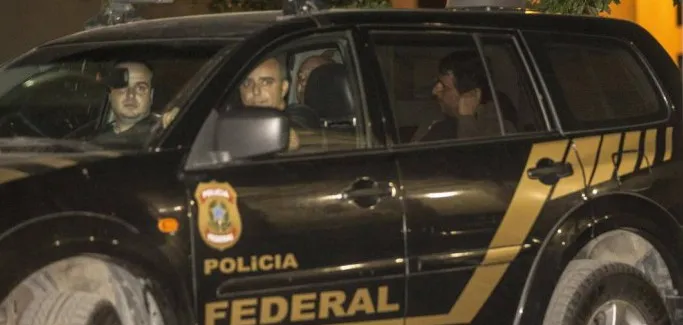 Banqueiro André Esteves é levado da sede da Polícia Federal para presídio no Rio