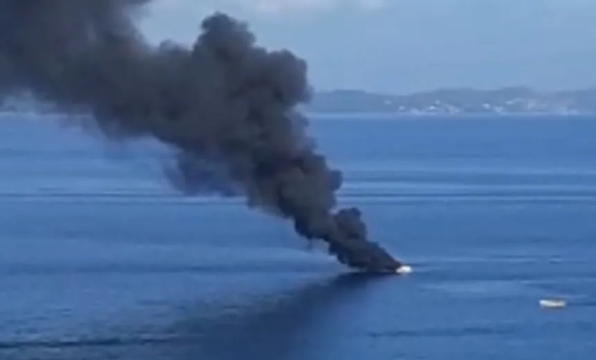 Embarcação pega fogo na Baía de Todos os Santos