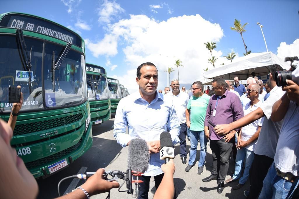 Bruno Reis em entrega de ônibus climatizados | Foto: Betto Jr./Secom 