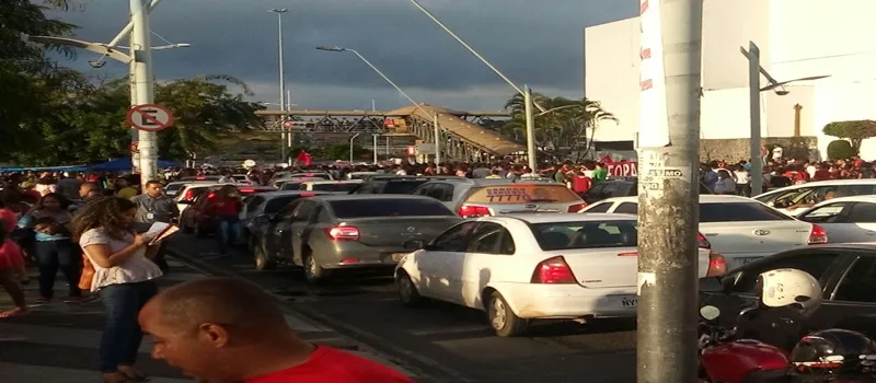 ‘FORA TEMER’: Manifestação contra governo congestiona avenidas de Salvador
