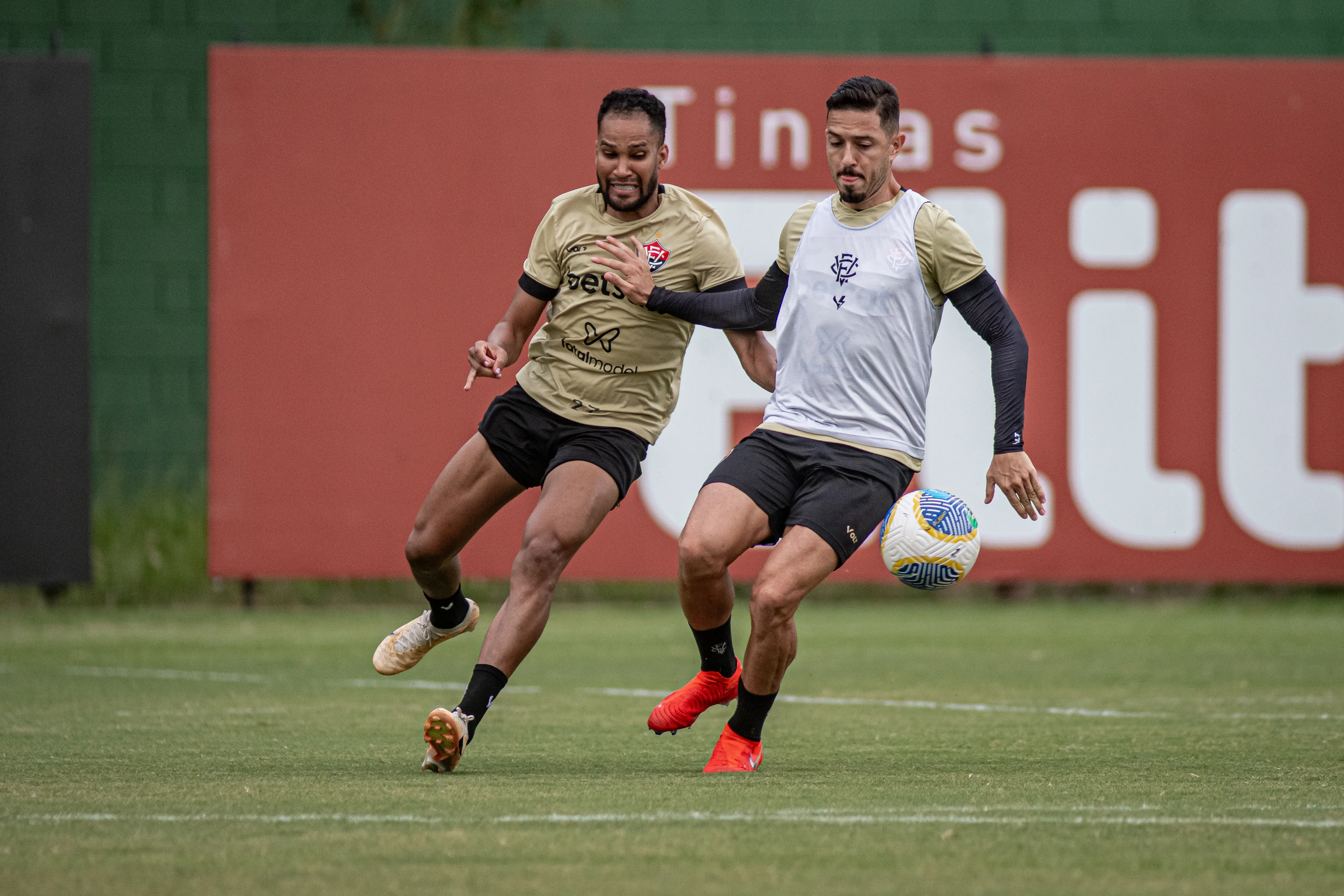 Em busca de mais um resultado positivo, Vitória volta aos treinos para enfrentar o Inter