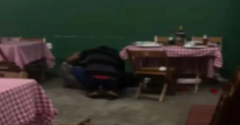 Pai morre e filha de 2 anos fica ferida após serem baleados em pizzaria de Itabela