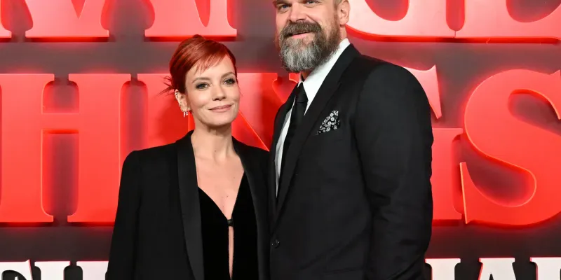 A cantora Lily Allen e o ator David Harbour se separaram em 2024, após quatro anos de casamento/Foto: Reprodução