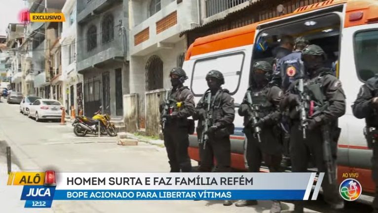Homem surta e faz fam&iacute;lia ref&eacute;m em Salvador. | Foto:  Reprodu&ccedil;&atilde;o TV Aratu