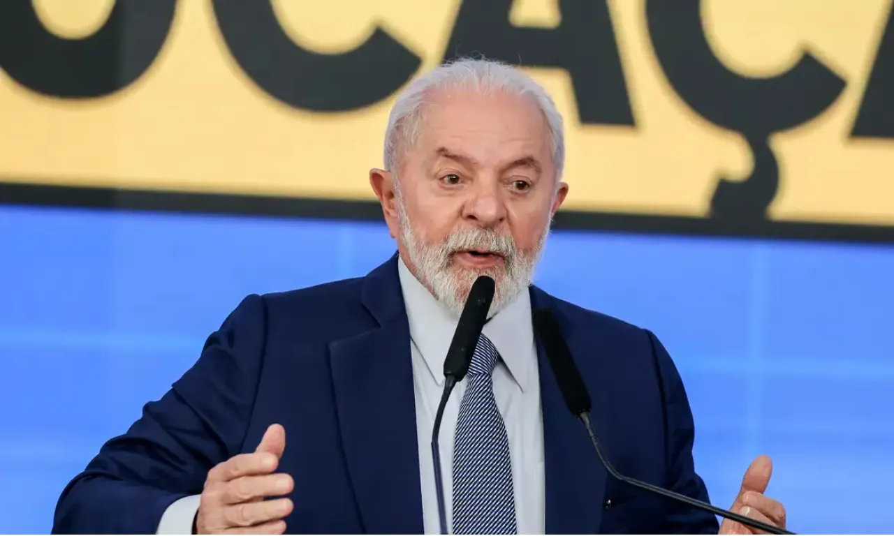 'Não vou entregar o país àquele bando de malucos', diz Lula sobre reeleição