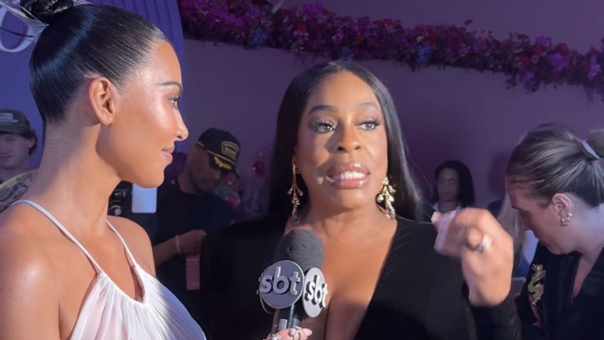 Kim Kardashian e Niecy Nash em evento no Brasil | Foto: redes sociais