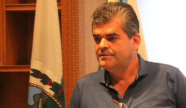 Prefeito de Duque de Caxias é internado com problemas respiratórios