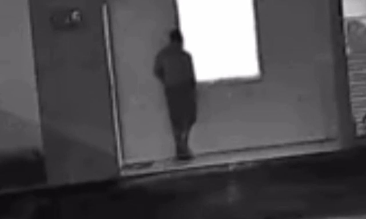 homem &eacute; flagrado se masturbando na janela de vizinha em condom&iacute;nio de Feira de Santana