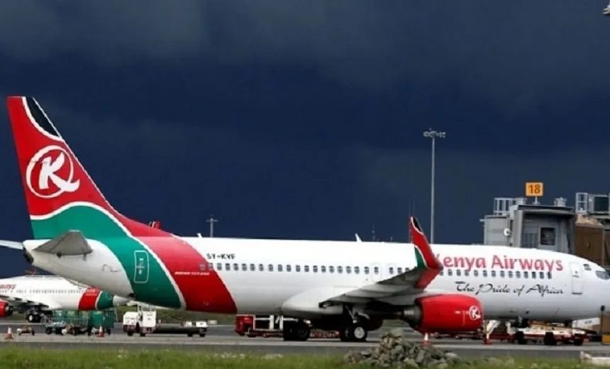 Homem viaja no trem de pouso de avião, mas cai e morre em Londres