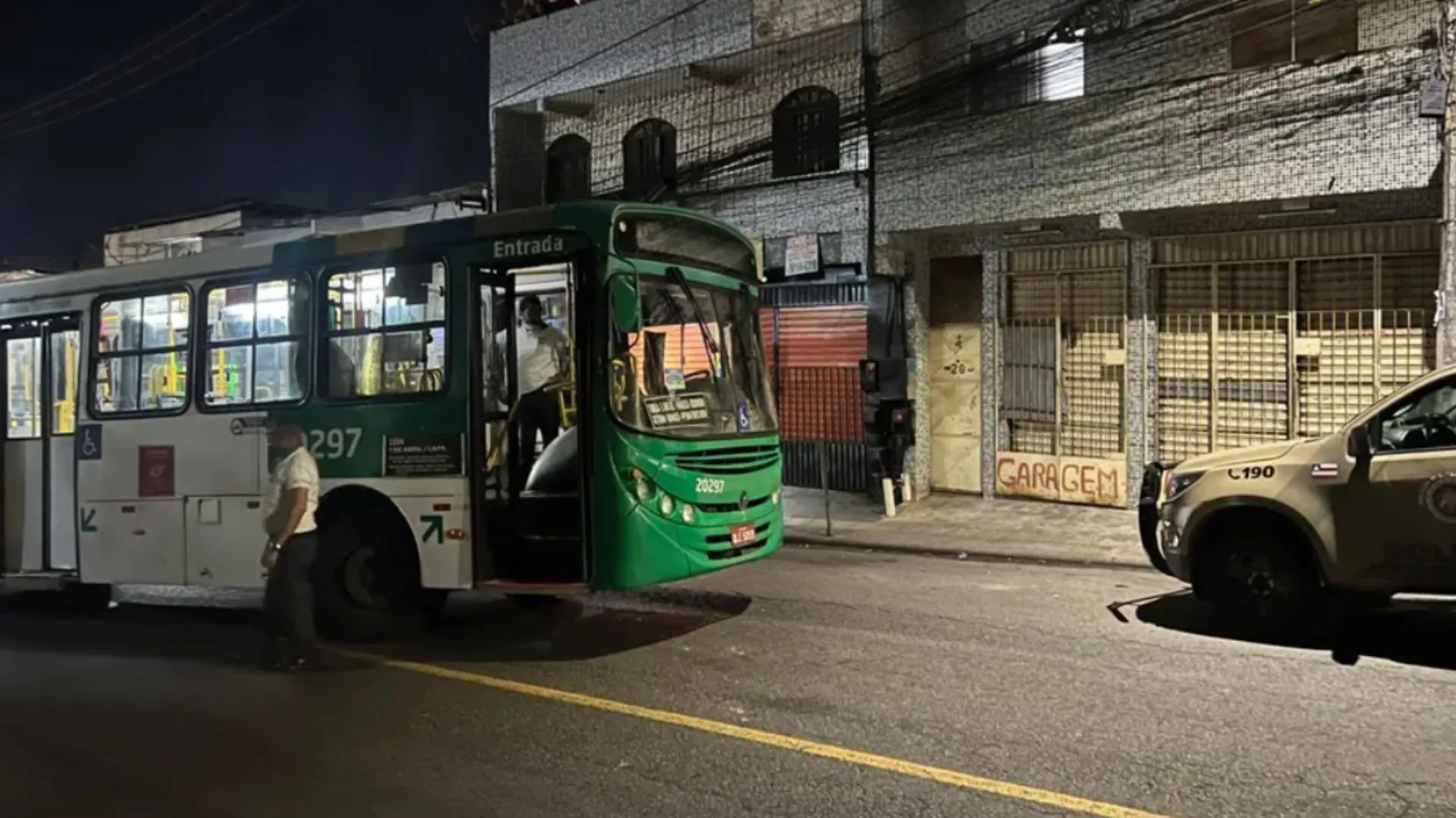 Suspeitos tomam chave de ônibus na Via Regional. Foto: Redes sociais