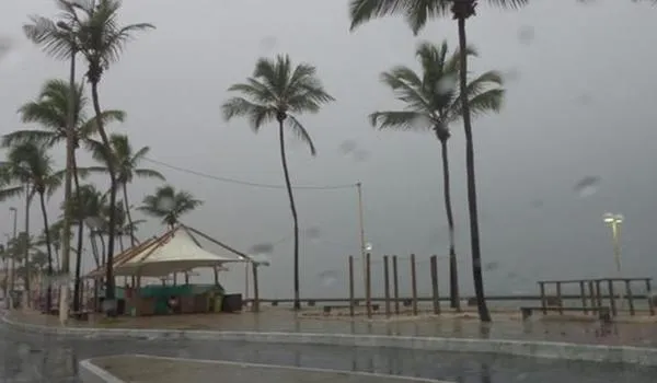 Salvador tem previsão de chuva ao longo do final de semana; Codesal registra 31 ocorrências até às 09h40 desta sexta
