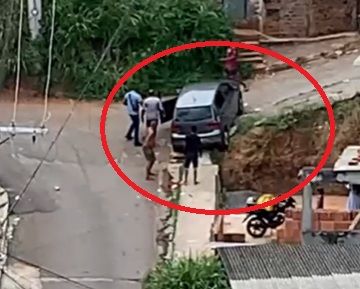 Caminh&otilde;es e carros de passeio j&aacute; teriam perdido o controle e parado ou ca&iacute;do no barranco.| Reprodu&ccedil;&atilde;o: Al&ocirc; Juca