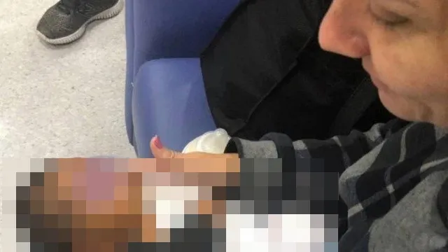  Mulher é presa tentando contrabandear bebê recém-nascido em pochete