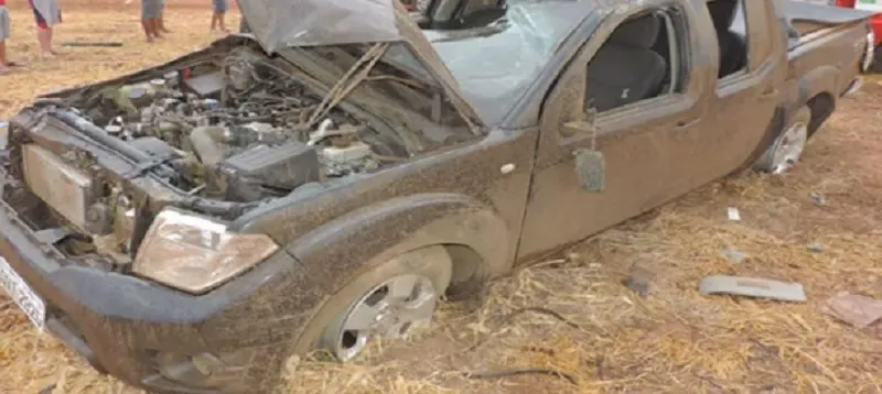 PISTA MOLHADA: Mulher morre e homem fica ferido após caminhonete capotar na BA-460