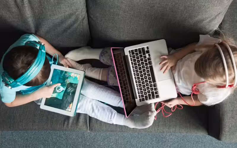 Diversos pa&iacute;ses j&aacute; adotam medidas semelhantes ao ECA Digital. Na Uni&atilde;o Europeia, por exemplo, o Digital Services Act (DSA) tamb&eacute;m exige maior responsabilidade das plataformas na prote&ccedil;&atilde;o de menores/Foto: Freepik