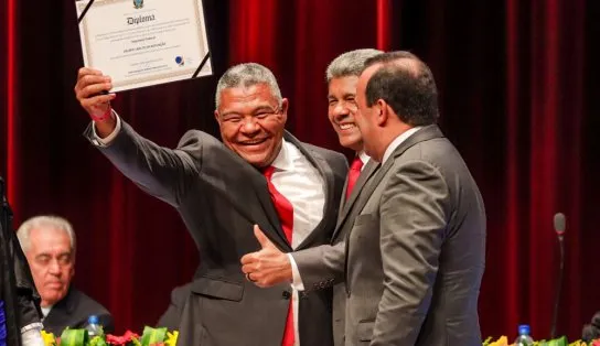 “Assumo compromisso com a democracia e com as lutas populares”, diz Valmir em diplomação