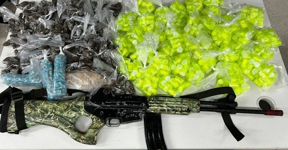 Fuzil e drogas são apreendidos em ação da PM em Fazenda Coutos