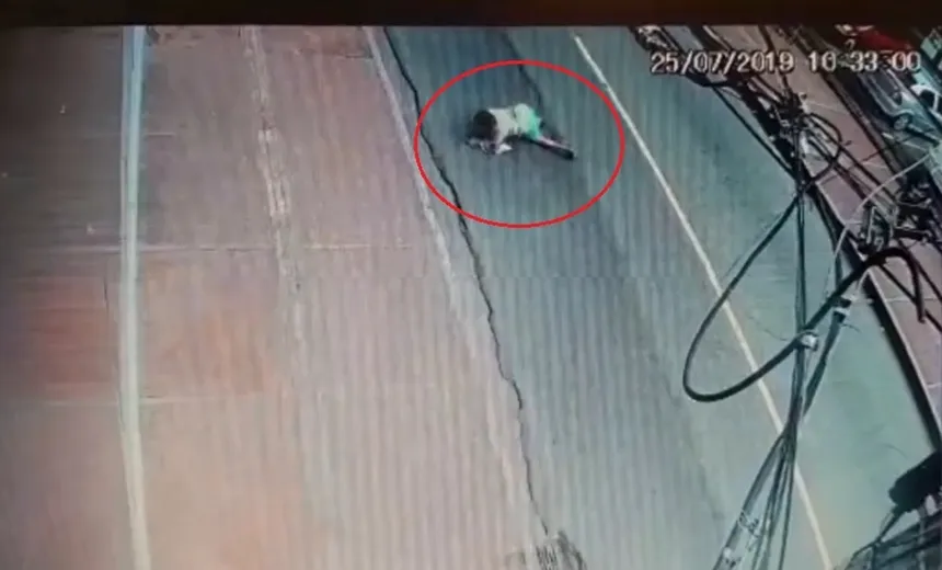 Assista: má formação em asfalto na Baixa dos Sapateiros fazem pedestres tropeçarem e caírem em via pública