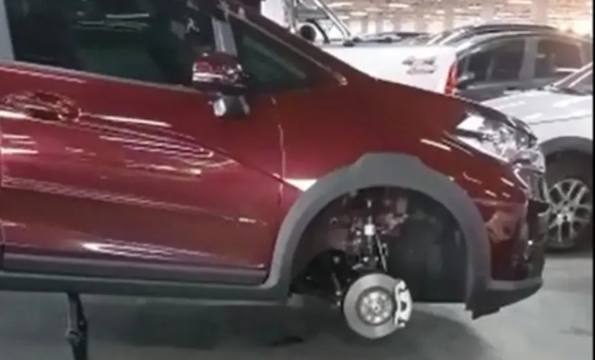 Carro tem rodas furtadas em estacionamento de Shopping; confira