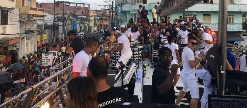 É FESTA: Márcio Victor faz ‘arrastão’ na Liberdade para comemorar aniversário