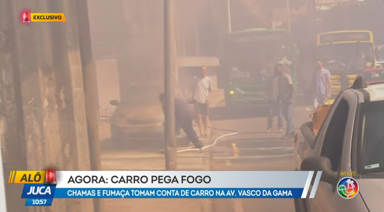 Ve&iacute;culo pega fogo na Vasco da Gama. |Foto: Reprodu&ccedil;&atilde;o TV Aratu 