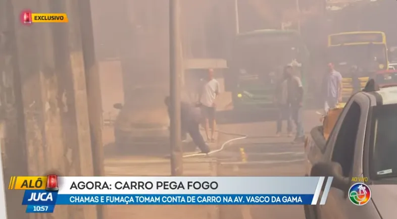 Vídeo: veículo pega fogo na Avenida Vasco da Gama, em Salvador